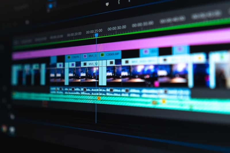 Échange bienveillant en studio de tournage