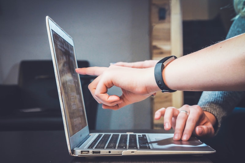 Enseignant enregistrant sa formation en ligne sur tableau de présentation
